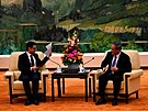 Francouzský ministr zahranií Stéphane Séjourné (vlevo) v Pekingu na snímku s...