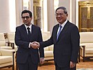 Francouzský ministr zahranií Stéphane Séjourné (vlevo) v Pekingu na snímku s...