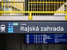 Od stanice metra B Rajsk zahrada ke stejnojmenn eleznin zastvce se od...