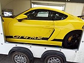 V pívsu na pepravu vozidel policisté objevili Porsche 718 Cayman GT4.