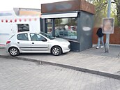 Na parkoviti u supermarketu v Polici nad Metují srazil idi ve vozidle...