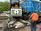Vlak v zastávce Praha-Kr se srazil s bagrem. idi stavebního stroje se...