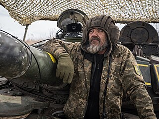 Písluníci ukrajinské 3. tankové brigády na cviení v Charkovské oblasti...