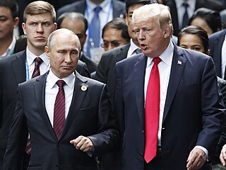 Vladimir Putin a Donald Trump na summitu ve Vietnamu (listopad 2017)