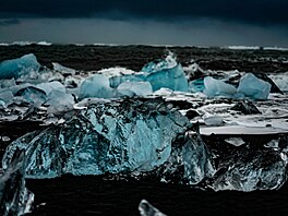 Pohled na k�ehkou krásu ledových útvar� na b�ezích islandského jezera...