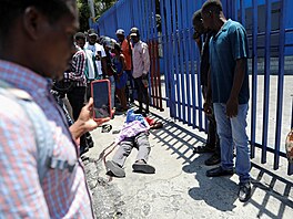 Násilnosti na Haiti neustávají. Z hlavního msta Port-au-Prince uprchlo bhem...