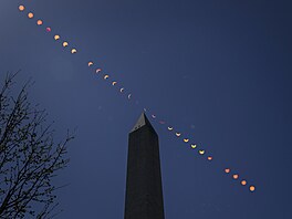 Fáze zatmní Slunce u Washingtonova monumentu (8. dubna 2024)