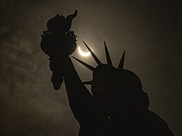 Zatmní Slunce nad Sochou svobody v New Yorku (8. dubna 2024)