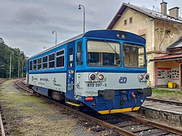Osobn� dopravu z Mikulovic do Zlat�ch Hor zvl�d� jeden motorov� v�z �ady 810