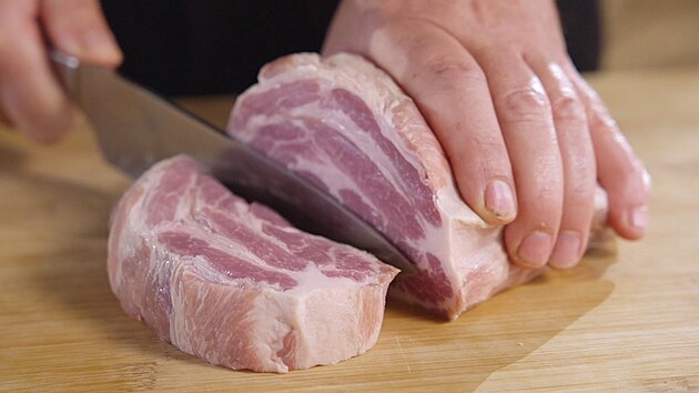 Kdy chcete mt podn steak z krkoviky, nedlejte centimetrov hubeoury.