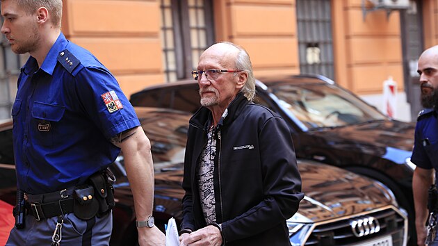 Podvodnk Pavel Vorlick, kter se skrval ped polici pod falenmi identitami bezmla devatenct let, stanul ped brnnskm soudem. (4. dubna 2024)
