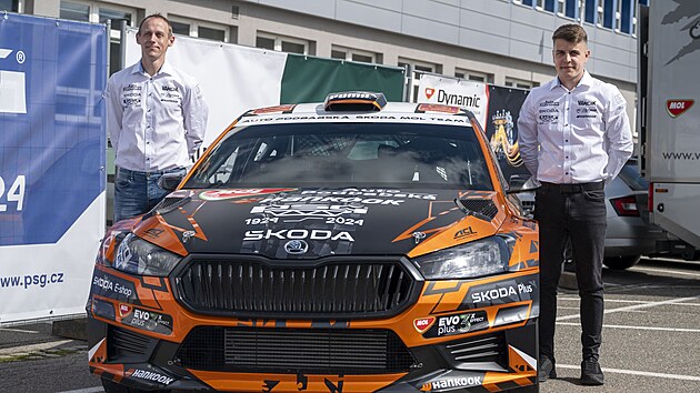 Dominik Sttesk (vpravo) a Ji Hovorka pedstavuj nov vz koda Fabia RS Rally2.