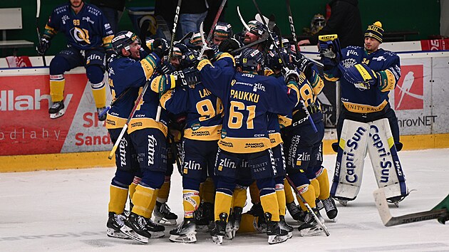 Hokejisté Zlína slaví vyrovnání série se Zlínem ve finále Chance ligy.