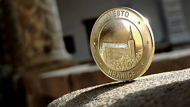 V nabdce novch turistickch suvenr v Hranicch je tak pamtn mince.