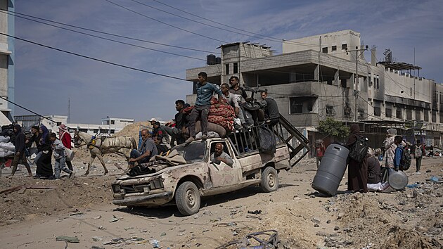 Palestinci procházejí zničenými budovami po izraelské letecké a pozemní ofenzivě v Chán Júnisu na jihu Pásma Gazy. (8. dubna 2024)
