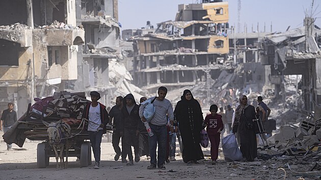 Palestinci procházejí zničenými budovami po izraelské letecké a pozemní ofenzivě v Chán Júnisu na jihu Pásma Gazy. (8. dubna 2024)