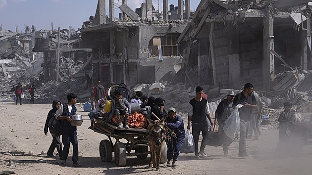 Palestinci procházejí zničenými budovami po izraelské letecké a pozemní ofenzivě v Chán Júnisu na jihu Pásma Gazy. (8. dubna 2024)