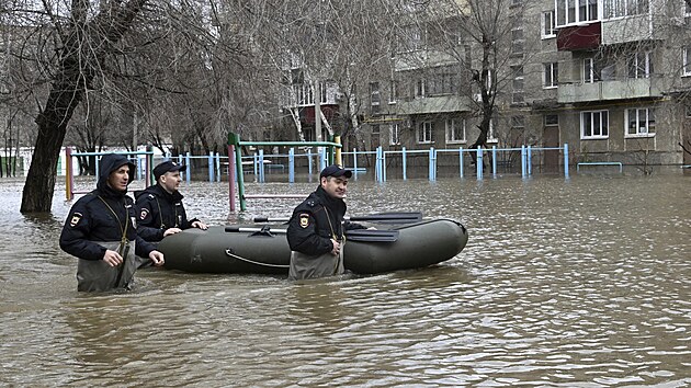 Zchrani zasahuj v zaplavenm ruskm Orsku. (7. dubna 2024)