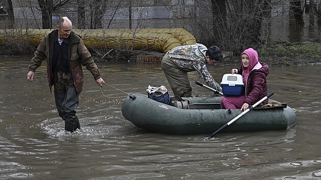 Lid v zaplavenm ruskm Orsku (7. dubna 2024)