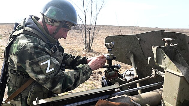 Rusk vojk se astn bojovho vcviku na neznmm mst na Ukrajin. (31. bezna 2024)
