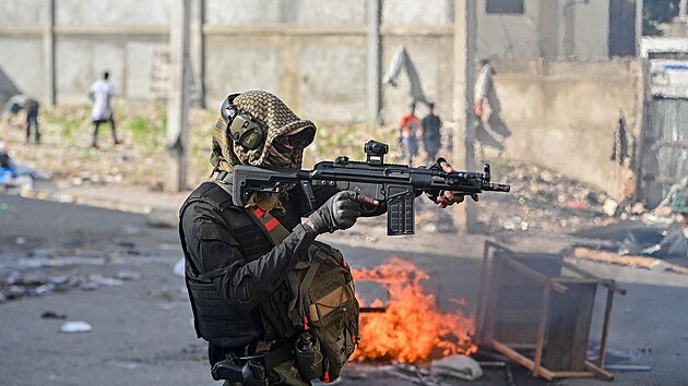 Policista míí na vzbouence ve mst Port-au-Prince. (7. února 2024)