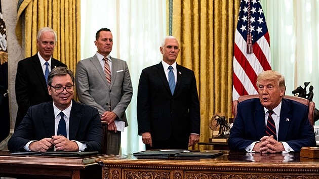 Richard Grenell (druh zleva v pozad) pihl setkn Donalda Trumpa a srbskho prezidenta Aleksandara Vuie. (4. z 2020)