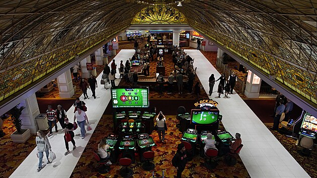 Lid se prochzej v kasinu v hotelu Tropicana v Las Vegas. Uzaven objektu je naplnovno na 2. dubna. (29. bezna 2024)