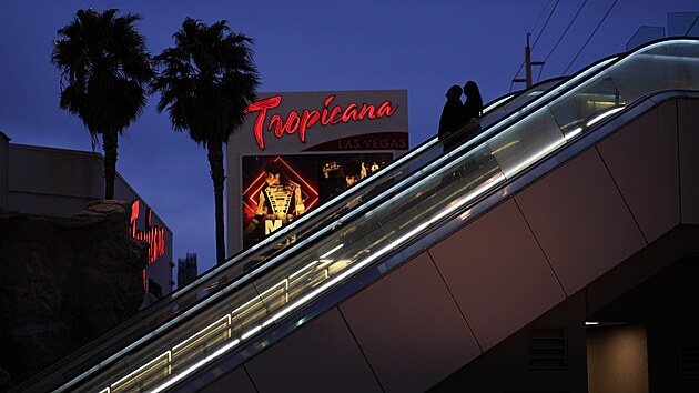 Lid jedou po eskaltorech ped hotelem a kasinem Tropicana v Las Vegas. (28. bezna 2024)