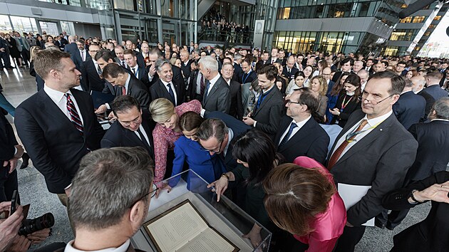 Ministři zahraničí NATO si prohlížejí originál zakládací Washingtonské smlouvy během slavnosti k 75. výročí vzniku Aliance v bruselské centrále (4. dubna 2024)