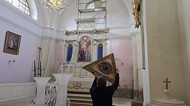 Na pvodn msto nad olt svatho Petra a Pavla v kostele v Kunraticch se vrtila replika vitre s Bom okem.