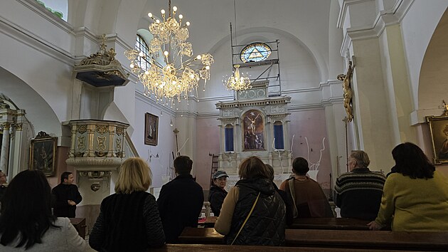 Na pvodn msto nad olt svatho Petra a Pavla v kostele v Kunraticch se vrtila replika vitre s Bom okem.