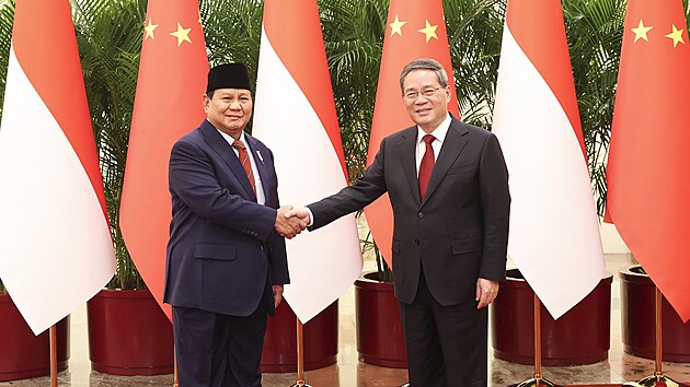 Indonéský nastupující prezident Prabowo Subianto s ínským premiérem Li...