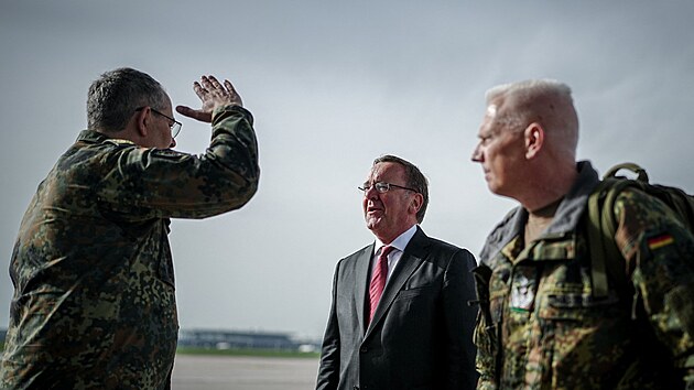 N�meck� ministr obrany Boris Pistorius na slavnostn�m rozlu�kov�m ceremoni�lu v Berl�n�. N�mecko zah�jilo rozmis�ov�n� sv�ch voj�k� v Litv�, kde vznikne vojensk� z�kladna, kter� m� odradit Rusko od dal��ch �tok� na sousedy. (8. dubna 2024)