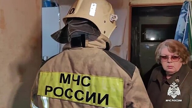 Evakuace ve mst Orsk v Orenbursk oblasti, kde protrhla hrz a hroz zaplaven. (5. dubna 2024)