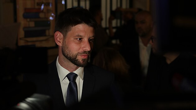 P�edseda strany Progresivn� Slovensko Michal �ime�ka ve volebn�m �t�bu Ivana Kor�oka b�hem druh�ho kola p��m� volby nov�ho slovensk�ho prezidenta (6. dubna 2024)