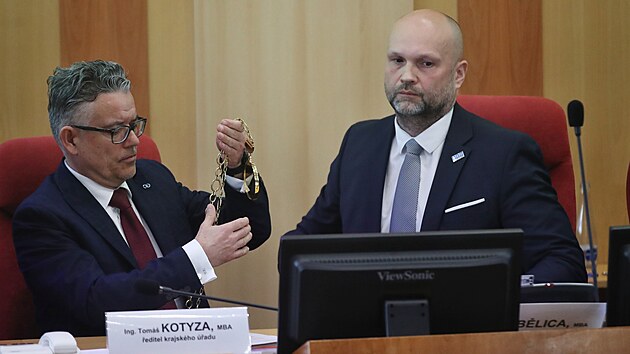 Josef Blica (vpravo) chvli po zvolen novm moravskoslezskm hejtmanem. Vlevo editel krajskho adu Tom Kotyza. (3. dubna 2024)