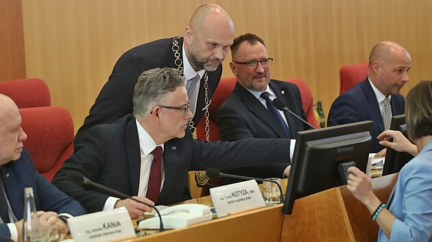 Josef Blica (stojc) chvli po zvolen novm moravskoslezskm hejtmanem (3. dubna 2024)
