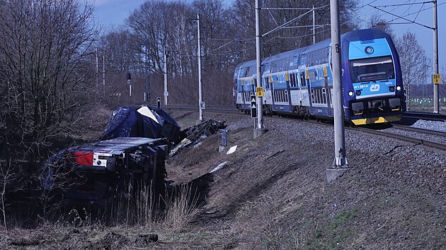 Trosky lokomotivy a prvnho vagonu stle le u trati, ne je prozkoumaj znalci. (4. dubna 2024)