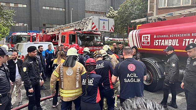 Turet hasii zasahuj u poru v istanbulsk tvrti Beikta. (2. dubna 2024)