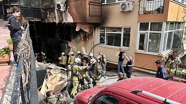 Turet hasii zasahuj u poru v istanbulsk tvrti Beikta. (2. dubna 2024)