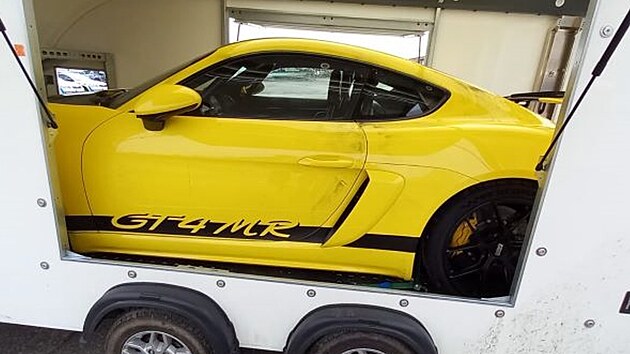 V pvsu na pepravu vozidel policist objevili Porsche 718 Cayman GT4.