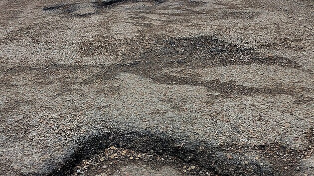 �Pos�l�m foto v�mol� a v�tluk� v ulici Karla �ern�ho na Praze - Zbraslav. Bylo nahl�eno na M� i na MHMP. Ka�doro�n� se stav hor��. Bylo by dobr� to opravit, jeliko� se jedn� u� o dost hlubok� v�tluky, kter� nejdou u� ani obj�d�t. Je jich velk� mno�stv� na kr�tk�m �seku komunikace,� p�e M. Kadav�.