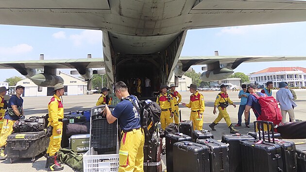 lenov ptracho a zchrannho tmu u letounu C-130 tchajwanskho letectva se pipravuj na cestu do Hualienu. (3. dubna 2024)