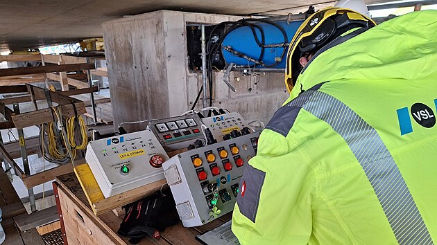 Vsuv mostn konstrukce je zajiovn pomoc hydraulickho zazen rychlost pl metru za 15 sekund.