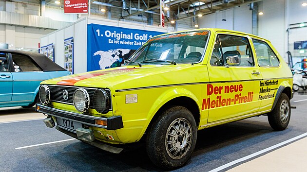 Vystaven� Volkswagen Golf 1 LS poch�z� z prvn�ho t�dne v�roby z roku 1974. V r�mci marketingov� kampan� pneumatik��sk� firmy Pirelli v�z absolvoval p�es 30 tis�c kilometr� dlouhou cestu z Alja�ky do Oh�ov� zem�. 
