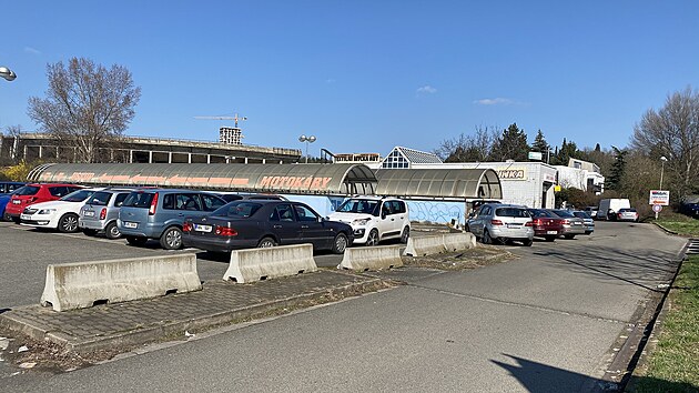 Existenci gar�� na povrchu p�ipom�naj� mimo jin� tyto dv� rampy s p�lkulatou st�echou. (19. b�ezna 2024)