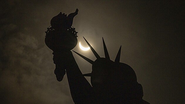 Zatmn Slunce nad Sochou svobody v New Yorku (8. dubna 2024)