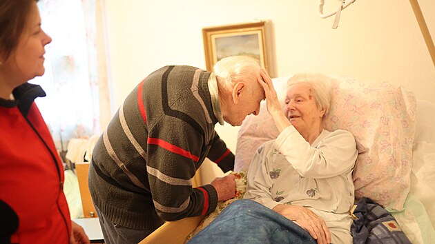 Svatopluk Dvo�ák doma láskypln� pe�uje o svou �enu trpící Alzheimerovou...