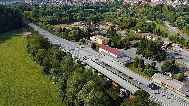 Bhem rekonstrukce eleznin trati dojde i na modernizaci stvajcch ndra a zastvek. Takto by dle zveejnn vizualizace mla vypadat stanice v Pibyslavi.