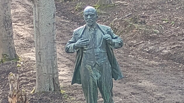 Socha Lenina byla nkolik dn umstn v oboe. Ve tvrtek 4. dubna ji spolenost Lzesk lesy a parky Karlovy Vary nechala odvzt zase do skladu.